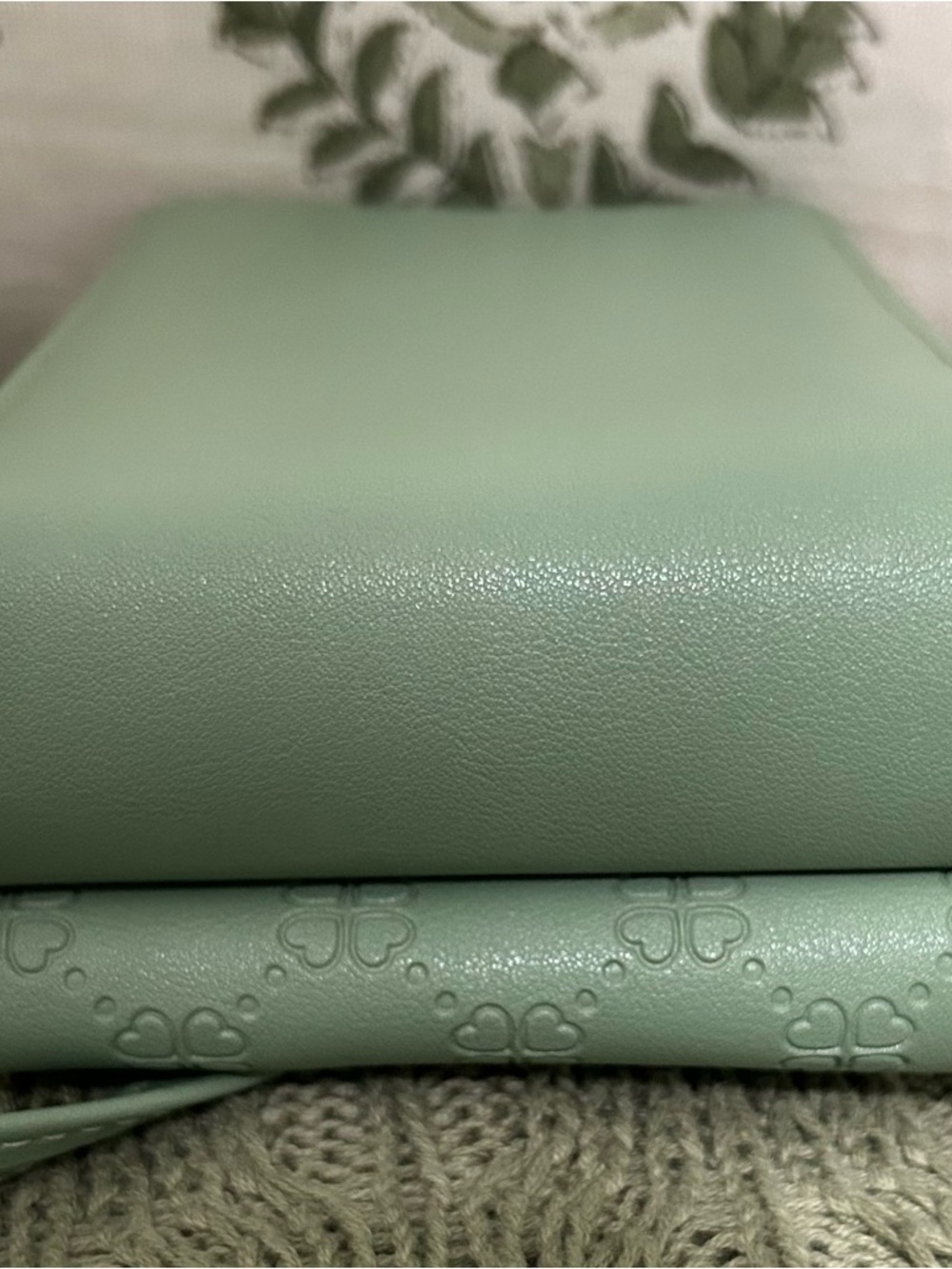 NWT Chic Unlimited Gold Dragonfly 3 Pocket Crossbody Phone Bag -Sage, Size small - Picture 7 of 8